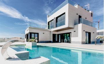 Comment choisir entre piscine ou spa pour votre maison neuve ?
